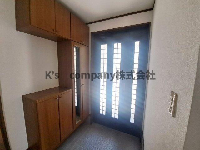 ◎茅ヶ崎市菱沼3丁目　中古戸建の玄関|収納力のあるシューズボックスのある玄関☆