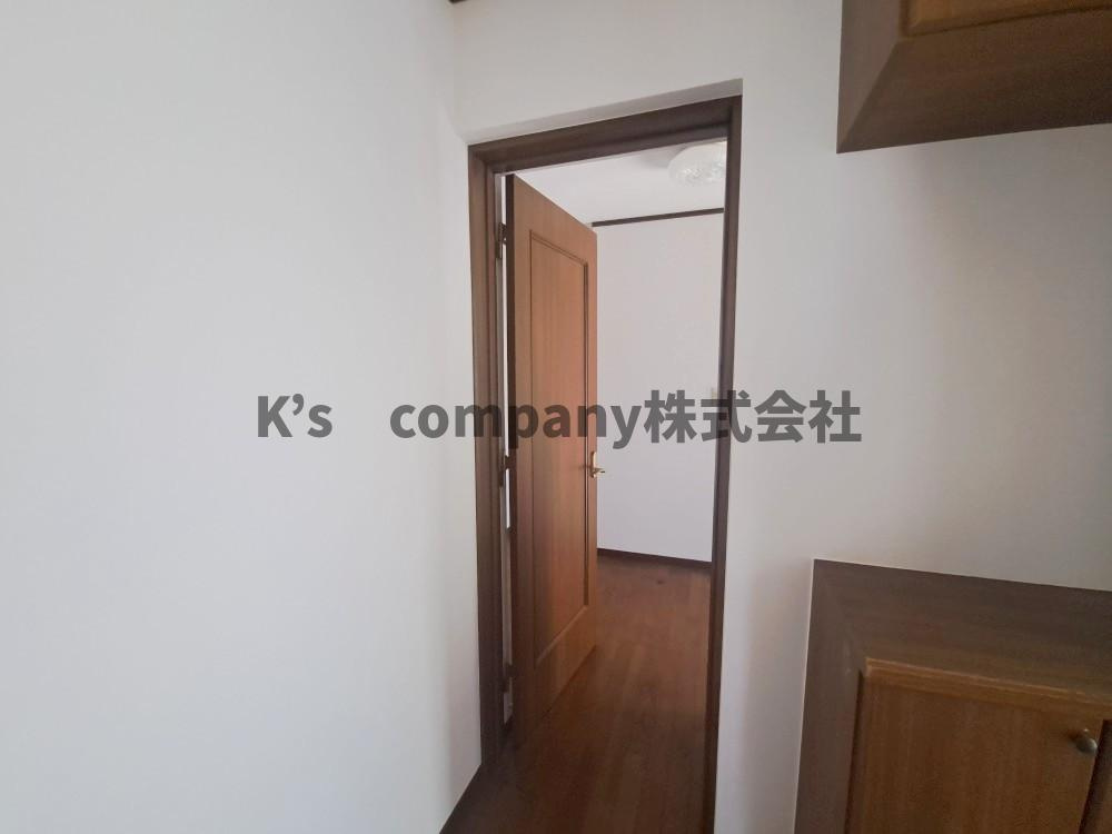 ◎茅ヶ崎市菱沼3丁目　中古戸建の内装|外側には玄関が2つあり、中からドア1つで行き来が出来るようになっています☆