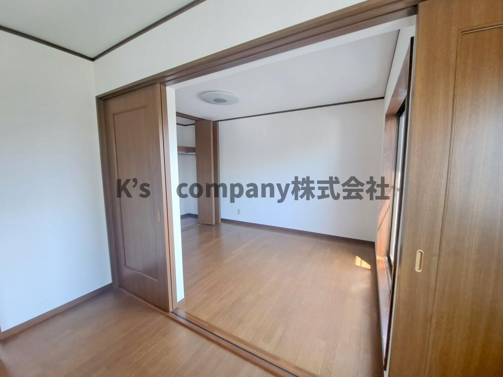 ◎茅ヶ崎市菱沼3丁目　中古戸建の寝室|2F洋室は間仕切りで２部屋としても、大きい１部屋としても使用できます☆