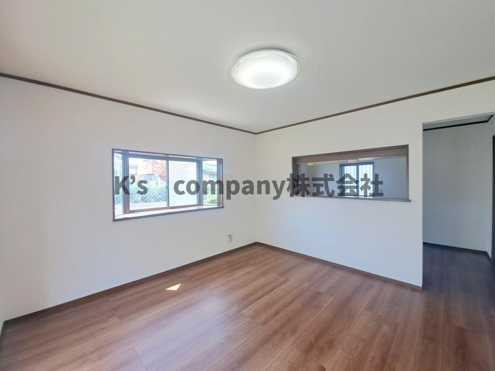 ◎茅ヶ崎市菱沼3丁目　中古戸建の居間・リビング|２面採光の出窓があるダイニングスペースと、対面式のキッチンです☆