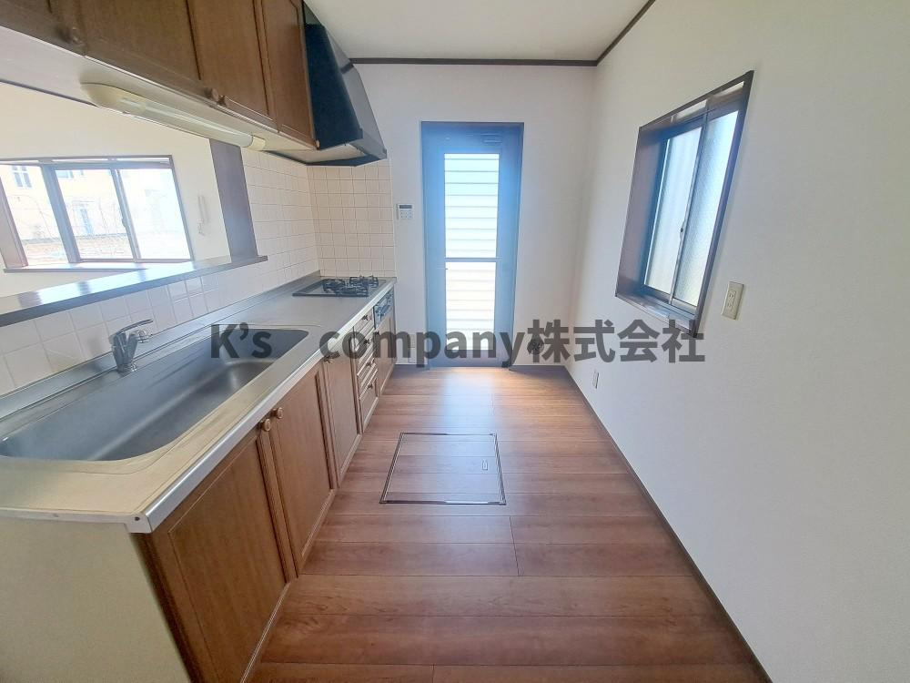 ◎茅ヶ崎市菱沼3丁目　中古戸建のキッチン|窓と勝手口があり、明るいキッチンになっています☆