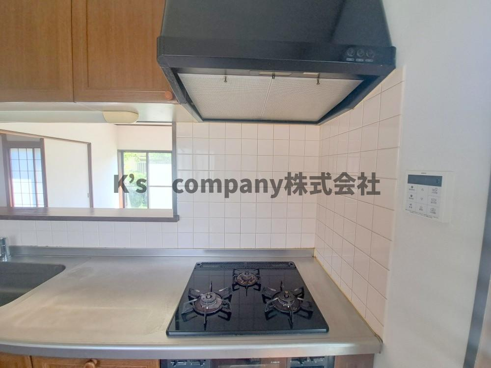 ◎茅ヶ崎市菱沼3丁目　中古戸建のキッチン|お料理の同時進行ができる３口ガスコンロです☆