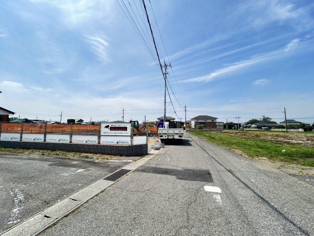 新築　伊勢崎市八斗島町　Blooming　Garden　１号棟の前面道路含む現地写真|現地写真　北側接道幅員約3.3ｍ	西側接道幅員約5ｍ	