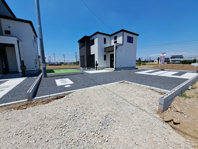 新築　太田市岩松町　GRAFARE　１号棟の前面道路含む現地写真|現地写真　東側接道幅員約5.3ｍ