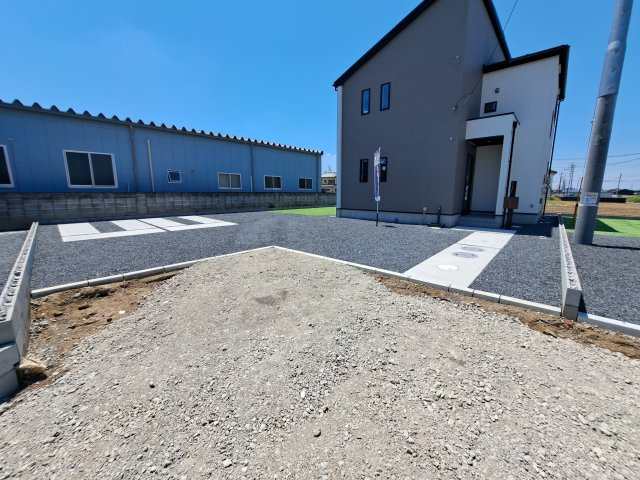 新築　太田市岩松町　GRAFARE　2号棟の前面道路含む現地写真|現地写真　東側接道幅員約5.3ｍ