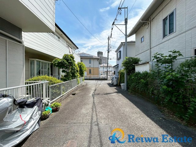 中古戸建　茅ヶ崎市菱沼3丁目の前面道路含む現地写真