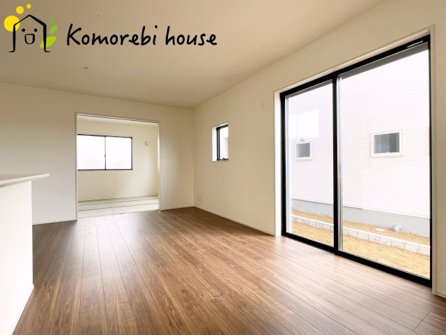 さいたま市西区島根　新築一戸建て　リーブルガーデン　01の居間・リビング|こちらの居間で趣味の時間をお楽しみください