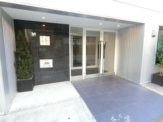 TRYM武蔵小杉のエントランス