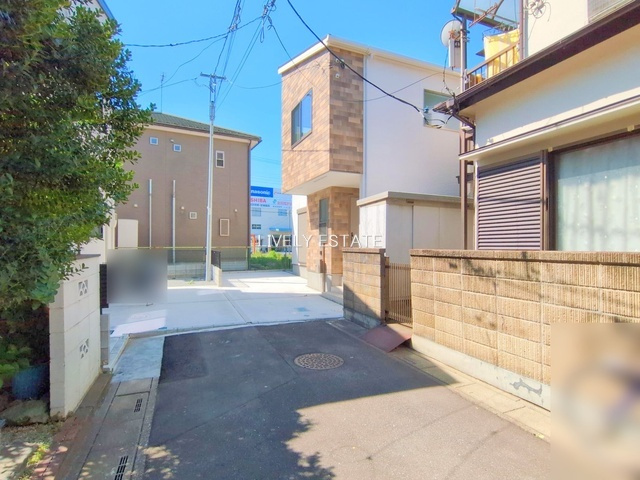 草加市北谷1丁目 戸建の前面道路含む現地写真