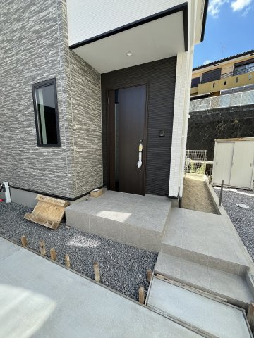 【玄関】 | 福岡市南区中尾3丁目2期　1号棟（全1棟）【仲介手数料無料・0円】 | 現地写真。