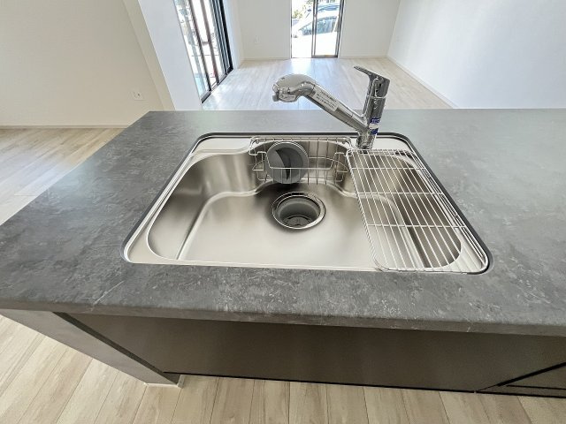 【キッチン】 | 福岡市南区中尾3丁目2期　1号棟（全1棟）【仲介手数料無料・0円】 | 現地写真。
