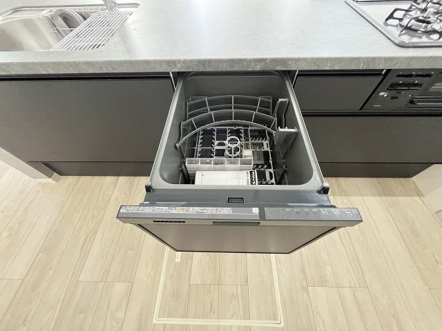 【キッチン】 | 福岡市南区中尾3丁目2期　1号棟（全1棟）【仲介手数料無料・0円】 | 現地写真。食洗器が付いてます。