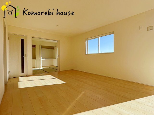 さいたま市西区島根　新築一戸建て　リーブルガーデン　05の居間・リビング|高性能窓と断熱材を採用したLDKで、冷暖房効率アップ。家族が集まる時間も快適に過ごせるリビングです。