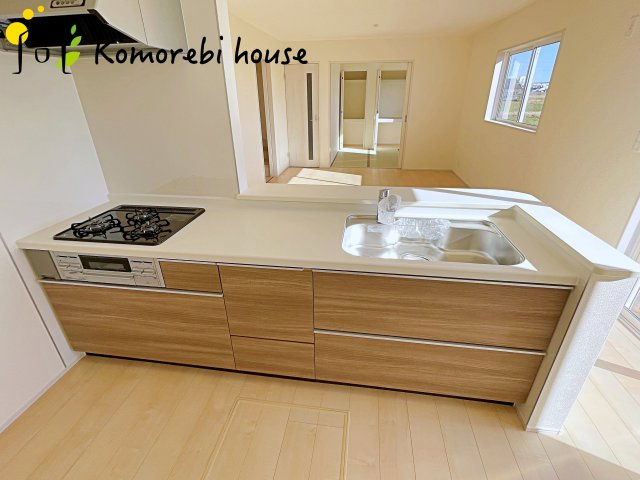 さいたま市西区島根　新築一戸建て　リーブルガーデン　05のキッチン|収納豊富なキッチンで、食器や調理器具もすっきり整理。毎日の料理が楽しくなる空間です。