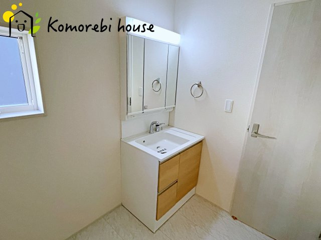 さいたま市西区島根　新築一戸建て　リーブルガーデン　05の独立洗面台|三面鏡の裏にたっぷりと収納スペースを確保した機能的な洗面台。身支度のしやすさと実用性を兼ね備え、朝の忙しい時間をさりげなくサポートします。