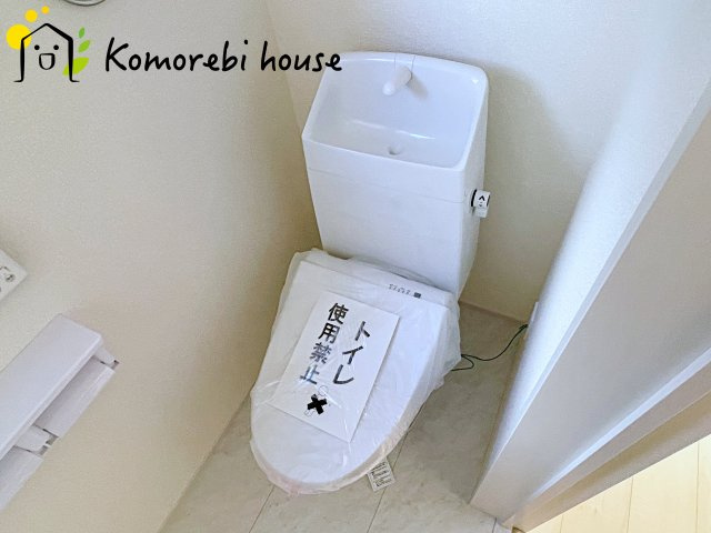 さいたま市西区島根　新築一戸建て　リーブルガーデン　05のトイレ|温水洗浄機能（ウォシュレット）標準装備で、毎日のトイレ時間がより快適に。やさしい温水洗浄で清潔を保てるだけでなく、冬場のヒヤッと感を軽減する暖房便座も嬉しいポイント。