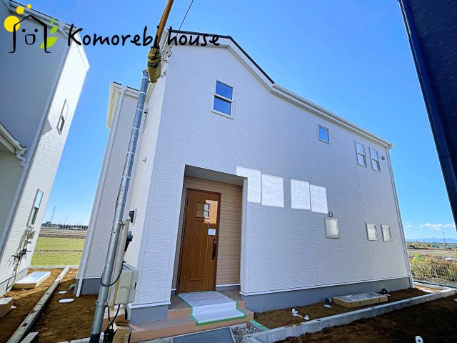 さいたま市西区島根　新築一戸建て　リーブルガーデン　05の外観|明るい色合いで統一された外観が魅力の新築住宅。シンプルながら存在感があり、帰宅時に気分が上がるデザインです。周辺環境とも調和し、落ち着いた街並みに映える一邸です。