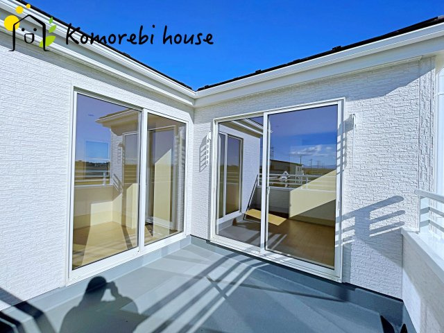 さいたま市西区島根　新築一戸建て　リーブルガーデン　05のバルコニー|防水施工がしっかりと施されたバルコニーで、雨の日も安心。長く使える耐久性を備えたメンテナンスしやすい仕様です。