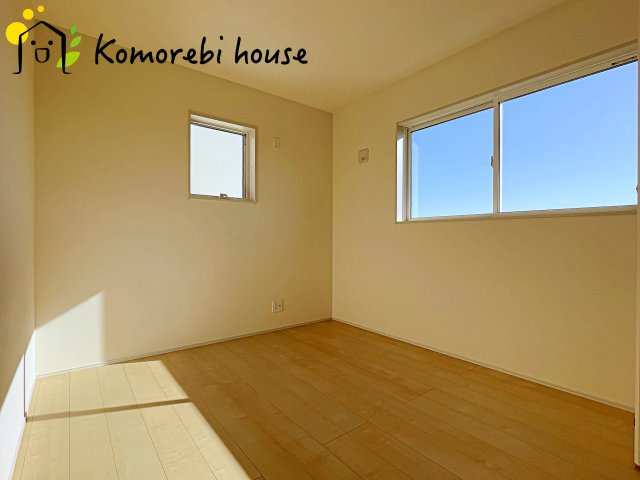 さいたま市西区島根　新築一戸建て　リーブルガーデン　05の洋室|明るい光が差し込む洋室は、寝室・子ども部屋・ワークスペースなど多用途に使える自由度の高い空間。家具の配置もしやすく、暮らしに合わせて柔軟に活用できます。