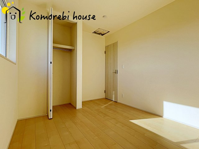 さいたま市西区島根　新築一戸建て　リーブルガーデン　05の洋室|広さにゆとりがあるので、衣装ラックや小さなドレッサーも置けるのが魅力。朝の身支度もスムーズになり、一日の始まりを快適に迎えられます。