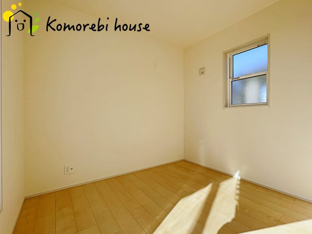 さいたま市西区島根　新築一戸建て　リーブルガーデン　05の子供部屋|自然光が心地よく入る子ども部屋は、学習・遊び・睡眠をしっかり支える快適環境。シンプル設計でレイアウトも変えやすく、成長に合わせて長く使える利便性の高い一室です。