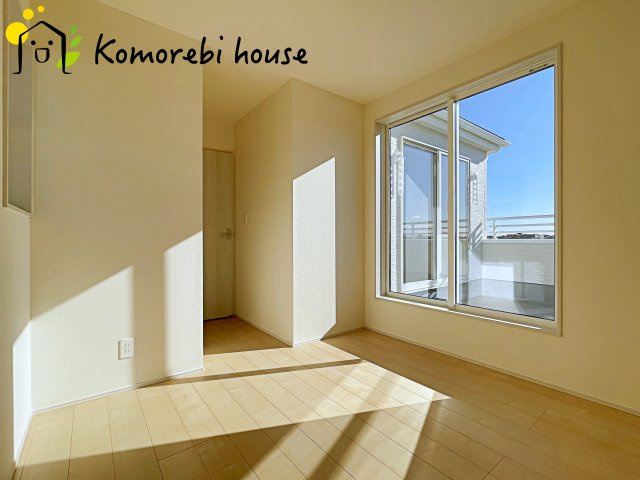 さいたま市西区島根　新築一戸建て　リーブルガーデン　05の子供部屋|日当たりがよく、机に向かう時間も自然とはかどる子ども部屋。寝る・学ぶ・遊ぶがコンパクトにまとまり、毎日の“小さな成長”を見守る空間です。