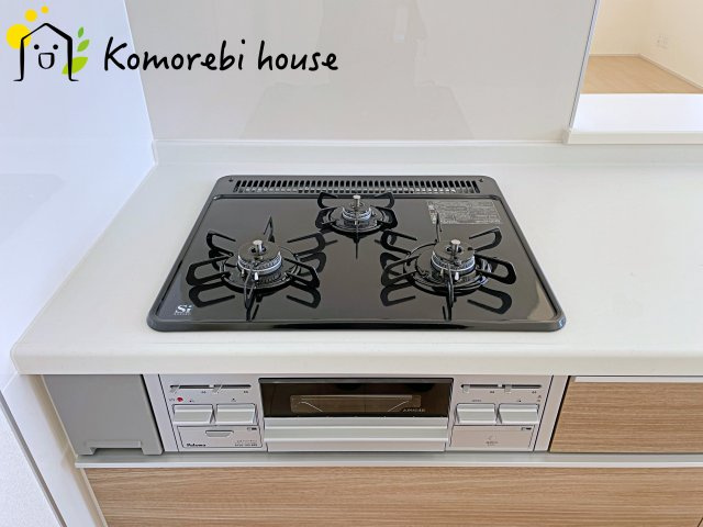 さいたま市西区島根　新築一戸建て　リーブルガーデン　05のキッチン|同時調理が叶う3口コンロと便利なグリル付き。忙しい朝のお弁当作りも、夕食の複数メニューもスムーズにこなせる頼れる設備です。