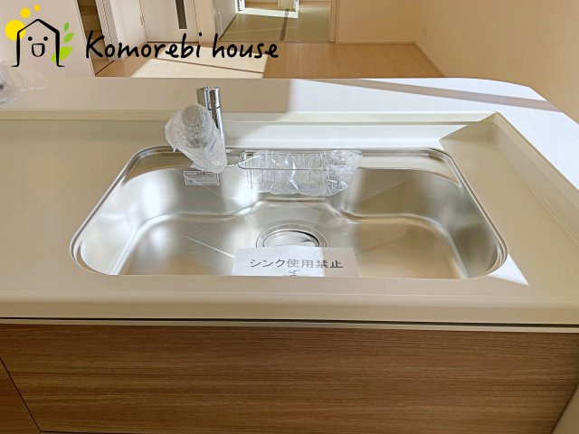さいたま市西区島根　新築一戸建て　リーブルガーデン　05のキッチン|浄水器一体型で、いつでも美味しいお水がそのまま使えるキッチンシンク。料理やコーヒーづくり、炊飯にも安心して利用でき、毎日の食卓が少し豊かに。