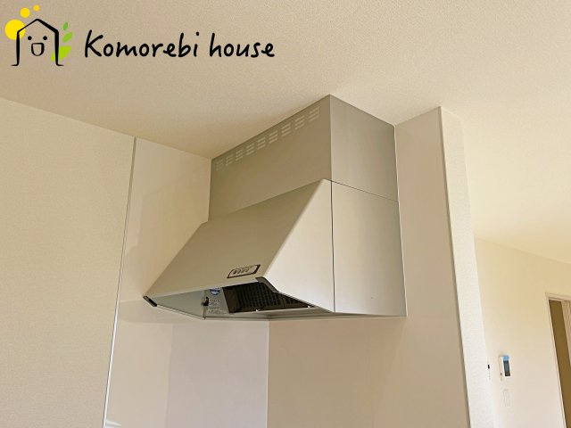 さいたま市西区島根　新築一戸建て　リーブルガーデン　05のキッチン|吸引力の高いレンジフードが煙や匂いを素早く排出。揚げ物や炒め物も気兼ねなくでき、リビングに匂いを残しません。