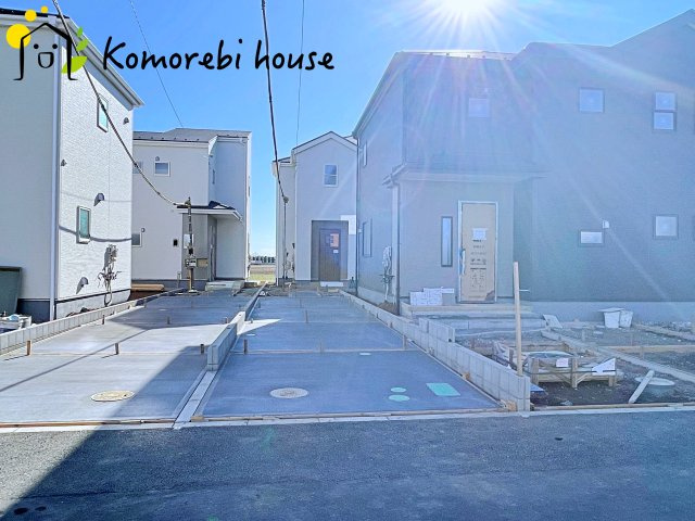 さいたま市西区島根　新築一戸建て　リーブルガーデン　05の駐車場|縦列で車2台駐車可能。敷地形状を活かした配置で、奥行きのあるスペースを有効に使えます。