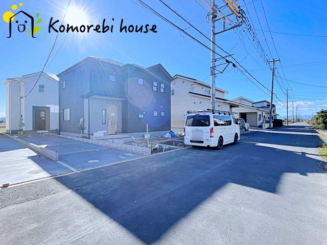 さいたま市西区島根　新築一戸建て　リーブルガーデン　05の前面道路含む現地写真|前面道路は幅員ゆったりで車の出し入れもスムーズ。静かな住宅街に建つ新築戸建てです。