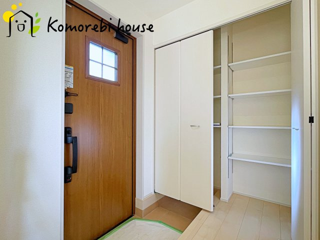 さいたま市西区島根　新築一戸建て　リーブルガーデン　05の玄関|明るく使いやすい玄関で、家族の生活をスムーズに。収納や導線も配慮された万能空間です。
