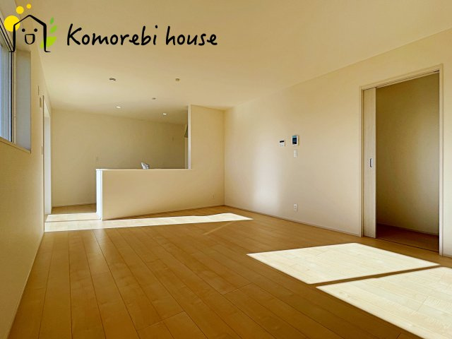 さいたま市西区島根　新築一戸建て　リーブルガーデン　05の居間・リビング|縦に広がるLDKは、空間を効率的に使える設計。キッチンからリビング、ダイニングまで家族の気配を感じられます。