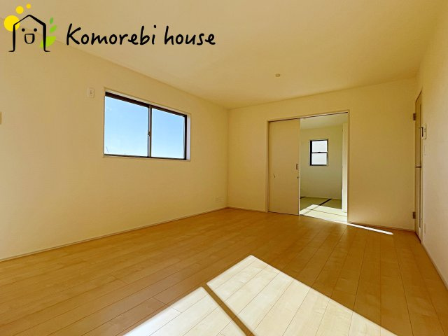 さいたま市西区島根　新築一戸建て　リーブルガーデン　06の居間・リビング|高性能窓と断熱材を採用したLDKで、冷暖房効率アップ。家族が集まる時間も快適に過ごせるリビングです。