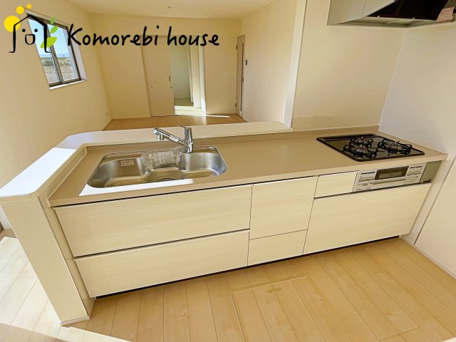 さいたま市西区島根　新築一戸建て　リーブルガーデン　06のキッチン|収納豊富なキッチンで、食器や調理器具もすっきり整理。毎日の料理が楽しくなる空間です。