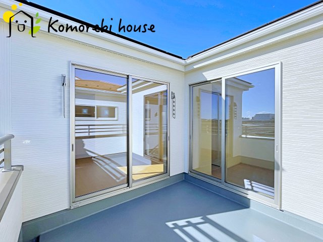 さいたま市西区島根　新築一戸建て　リーブルガーデン　06のバルコニー|南向きのバルコニーは一日を通して陽当たりがよく、洗濯物もふっくら乾きます。家族の生活リズムに寄り添う、明るく使いやすいスペースです。