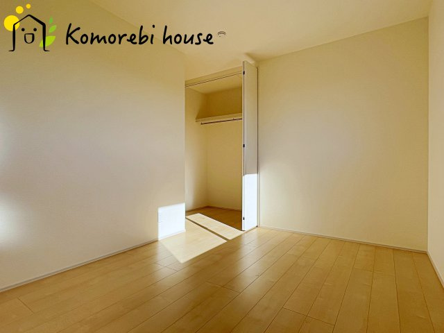 さいたま市西区島根　新築一戸建て　リーブルガーデン　06の洋室|広さにゆとりがあるので、衣装ラックや小さなドレッサーも置けるのが魅力。朝の身支度もスムーズになり、一日の始まりを快適に迎えられます。