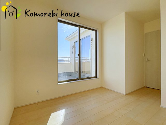 さいたま市西区島根　新築一戸建て　リーブルガーデン　06の子供部屋|自然光が心地よく入る子ども部屋は、学習・遊び・睡眠をしっかり支える快適環境。シンプル設計でレイアウトも変えやすく、成長に合わせて長く使える利便性の高い一室です。