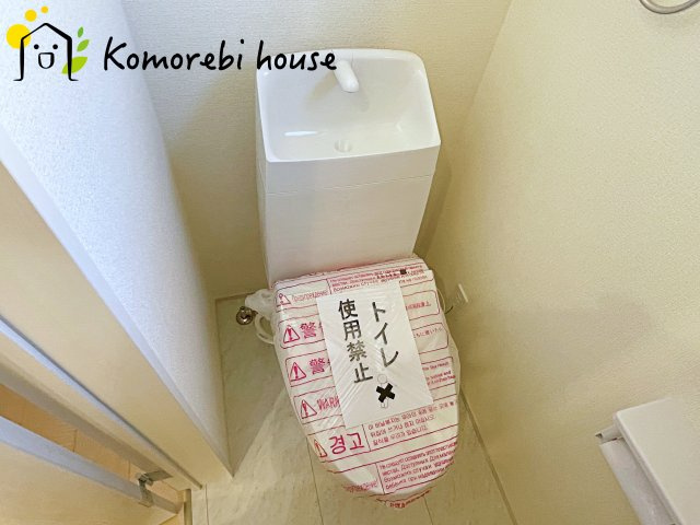 さいたま市西区島根　新築一戸建て　リーブルガーデン　06のトイレ|2階にもトイレがあることで、朝の混雑が解消し生活動線がスムーズに。新築ならではの間取り設計で、毎日の“プチストレス”が驚くほど減ります。