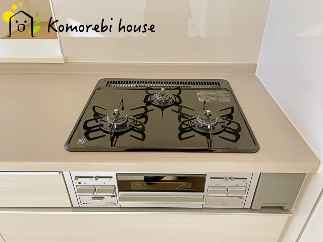 さいたま市西区島根　新築一戸建て　リーブルガーデン　06のキッチン|同時調理が叶う3口コンロと便利なグリル付き。忙しい朝のお弁当作りも、夕食の複数メニューもスムーズにこなせる頼れる設備です。