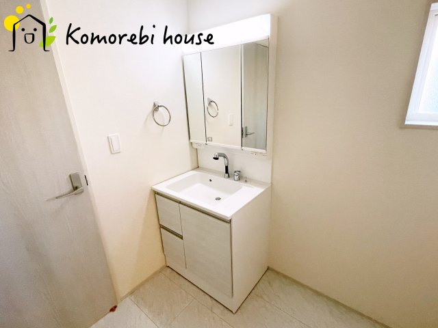 さいたま市西区島根　新築一戸建て　リーブルガーデン　08の独立洗面台|独立洗面台あり、毎朝おしゃれに忙しい女性の方におすすめです