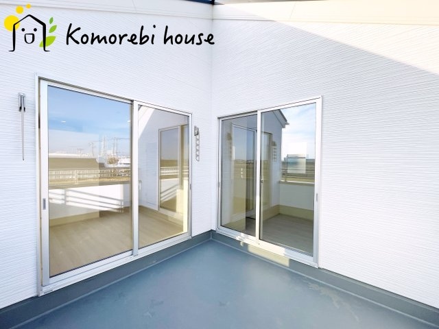 さいたま市西区島根　新築一戸建て　リーブルガーデン　08のバルコニー|広々としたバルコニーです