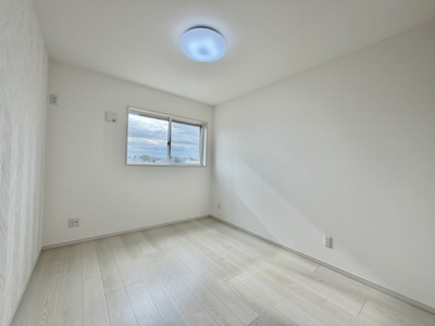 【洋室】 | 収納力+将来設計が魅力のファミリー向け住宅 | 南側のため、穏やかな陽射しが差し込みます。