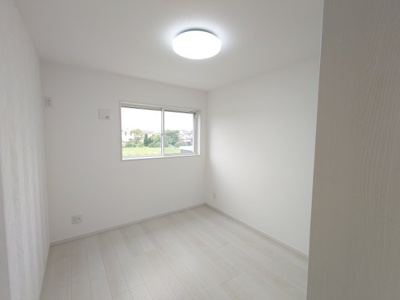 【洋室】 | 陽当たり眺望良好♪南側は調整区域(海老名市)で畑です。 | 地震対策住宅　減震住宅、車２台（車種による）