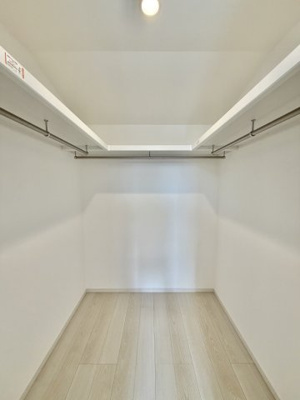 【収納】 | 陽当たり眺望良好♪南側は調整区域(海老名市)で畑です。 | 衣類などをまとめて収納できるウォークインクローゼットがあります。