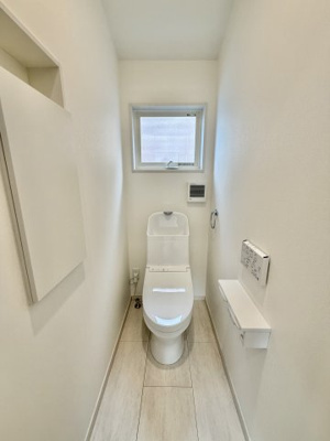 【トイレ】 | 収納力+将来設計が魅力のファミリー向け住宅 | 採光もあり、お掃除もしやすいデザインです。