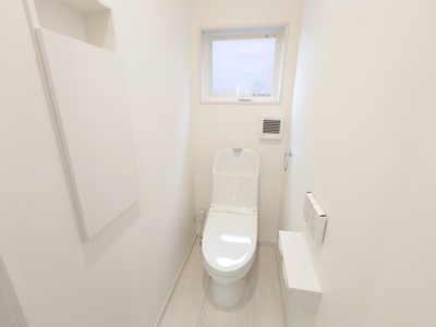 【トイレ】 | 陽当たり眺望良好♪南側は調整区域(海老名市)で畑です。 | 地震対策住宅　減震住宅、車２台（車種による）