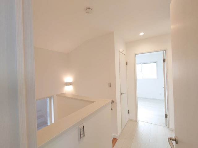 【その他】 | 収納力+将来設計が魅力のファミリー向け住宅 | 各居室の窓を開けると、風の通り道になる2階の廊下。