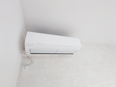 【冷暖房・空調設備】 | 収納力+将来設計が魅力のファミリー向け住宅 | リビングに付いているエアコンは、そのままお使いいただけます。