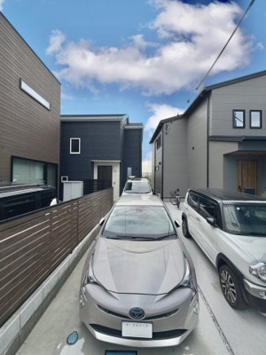 【外観】 | 陽当たり眺望良好♪南側は調整区域(海老名市)で畑です。 | カースペース２台分(車種による)